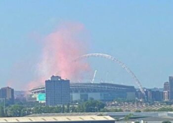 De la fumée rouge vue à des kilomètres à Londres alors que Liverpool célèbre
