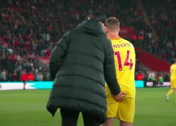 Klopp donne à Henderson une tape impertinente avant le remplacement