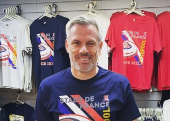 Carragher et le manager de PNE posent avec des maillots de Liverpool