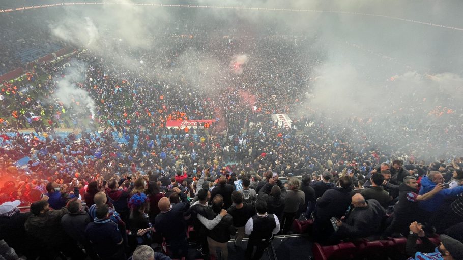 Feux d'artifice, invasion massive de terrain et Marek Hamsik dansant avec les fans : les meilleures vidéos alors que Trabzonspor remporte la Super Lig turque