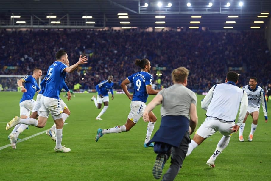 Regardez: Patrick Vieira donne un coup de pied à un fan d'Everton après avoir été harcelé lors d'une invasion de terrain après le match