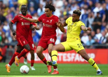 Gary Neville intervient dans le débat Reece James contre Trent Alexander-Arnold