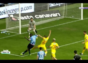 Balotelli empoche le concurrent de Puskas avec Rabona scandaleux dans un affichage de 5 buts