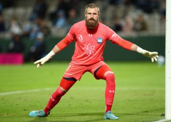 Redmayne fait la une des journaux avec des bouffonneries de coup de pied alors que l’Australie scelle la place de la Coupe du monde