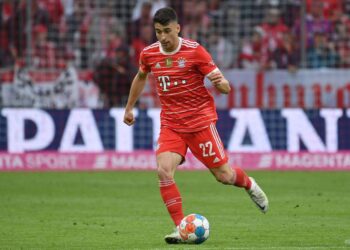 Leeds United suit le milieu de terrain du Bayern Marc Roca pour un changement d’été