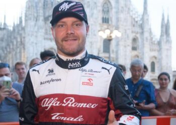 Alfa Romeo F1 avec Bottas au centre de Milan