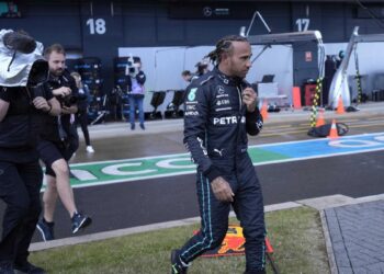 à Silverstone Lewis Hamilton sur la piste sans piercings