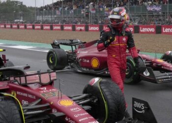 Première pole de Sainz sous la pluie.  Verstappen 2e, Leclerc 3e