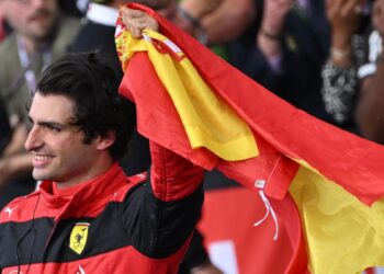 Silverstone, le premier triomphe de Sainz !  Mais la victoire de Ferrari est divisée par deux : Leclerc n’est que 4e