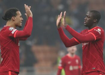 Van Dijk salue le « très, très bon » joueur de 23 ans qui pourrait débuter contre Man City dans le choc de Community Shield