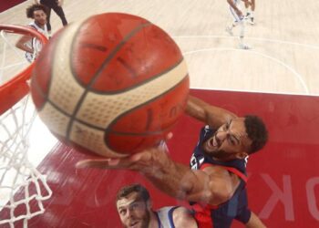 Gobert a signé pour le Minnesota, portera le n°27.  Les Lakers choisissent un Bryant comme centre