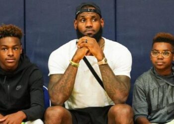 Les enfants de LeBron James, Bronny et Bryce, lors d’un match amical à Rome le 18 août