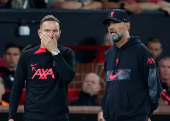 « Milieu de terrain dysfonctionnel » « Gros problèmes » – Les journalistes font la queue pour déchirer le spectacle lamentable de Liverpool à Old Trafford