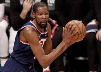 Kevin Durant : « Je voulais m’éloigner des Nets, mais je suis resté et on va se faire respecter »