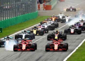 F1 à Monza, le festival de la vitesse.  Le freinage palpitant est dans le virage 1