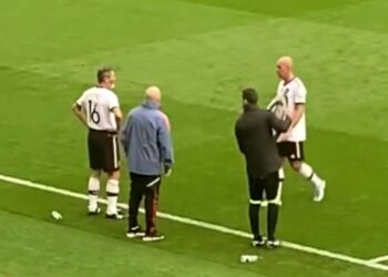 Roy Keane reçoit un accueil hostile à Anfield dans le jeu Legends