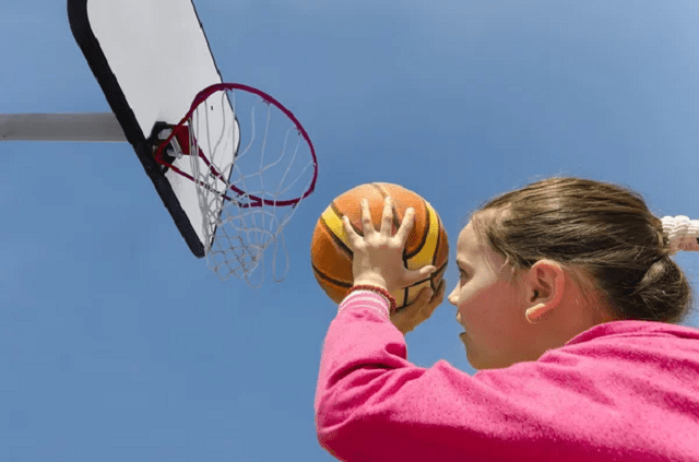 linda chica jugando baloncesto