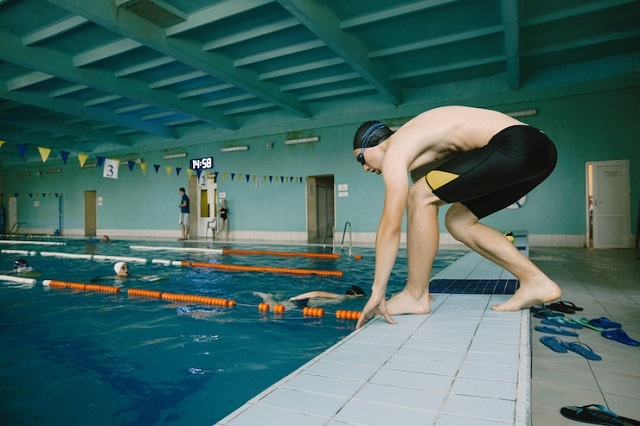 um nadador praticando natação