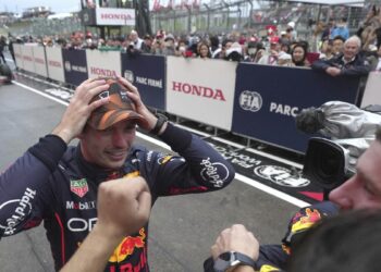 F1, Verstappen gagne au Japon et conquiert le championnat du monde.  Leclerc pénalisé