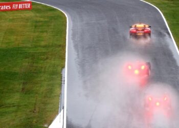 Tracteur sur la piste et conducteurs agités.  La FIA : « Nous allons enquêter sur ce qui s’est passé »