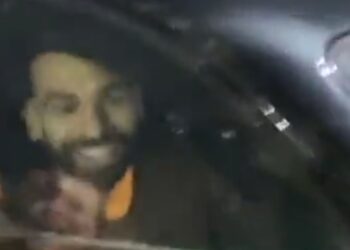 Mo Salah assailli par les fans de Liverpool alors qu’il quitte Anfield