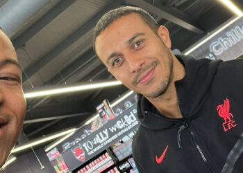 Thiago photographié avec un fan de Liverpool alors que la mise à jour de la condition physique est attendue
