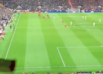 Les fans de Liverpool rugissent avec adoration le nom de Nunez après son premier but à Anfield