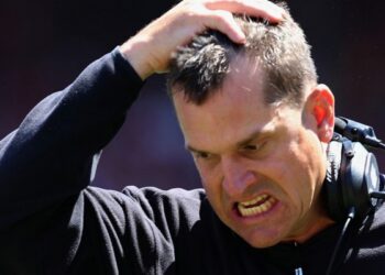 L’entraîneur de football du Michigan, Jim Harbaugh, blâme l’entraîneur de Penn State, James Franklin, pour la bagarre dans le tunnel à la mi-temps