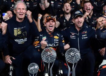 Verstappen en piste à Imola avec le dernier champion du monde Red Bull de Vettel