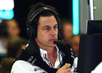 Plafond du budget F1, sarcasme de Wolff : « J’ai eu une larme ».  Mais condamne les huées à Verstappen