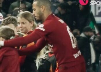 (Vidéo) Thiago répète le geste réconfortant de la mascotte avant le choc contre Naples