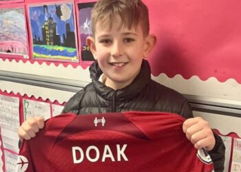 Le petit frère de Ben Doak montre fièrement son premier maillot de Premier League