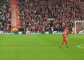 Anfield éclate en applaudissements alors que Darwin Nunez est remplacé