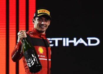 F1, Leclerc indécis sur le casque 2023 : enquête sur les réseaux sociaux pour les fans
