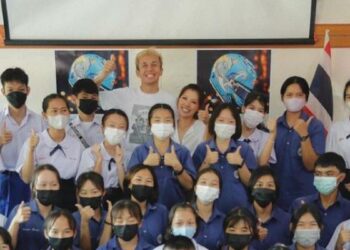 F1, Alex Albon coeur d’or : financer un orphelinat avec la vente d’un casque