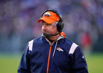 Nathaniel Hackett, entraîneur-chef des pompiers des Broncos de Denver