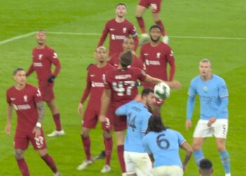 (Vidéo) Un fan du LFC aux yeux d’aigle repère un moment juste avant le but d’Ake qui aura horrifié Klopp