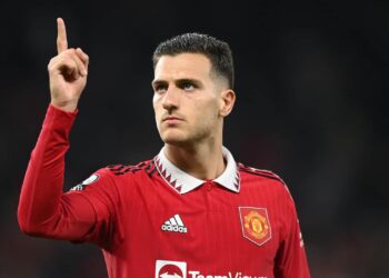 Manchester United prévoit de s’asseoir avec les représentants de Diogo Dalot après la Coupe du monde alors qu’Aaron Wan-Bissaka s’apprête à partir –
