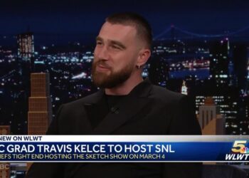 Travis Kelce annonce qu’il animera Saturday Night Live