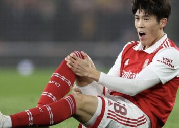 Tomiyasu se fait opérer pour « revenir plus fort »