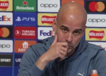 Guardiola commente le coude « étrange » de Robertson du juge de touche