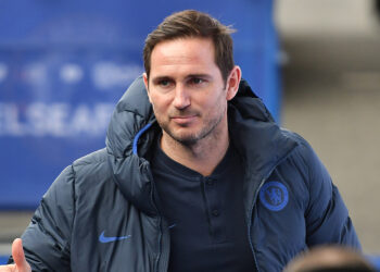 Se mettre derrière Frank Lampard –