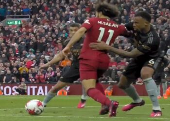 (Vidéo) Mo Salah semble avoir été victime d’une faute de Gabriel lors du tirage au sort d’Arsenal