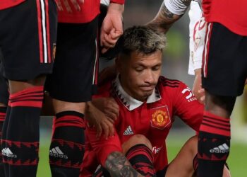 Photo: Lisandro Martinez quitte Old Trafford après une blessure dévastatrice – News 24