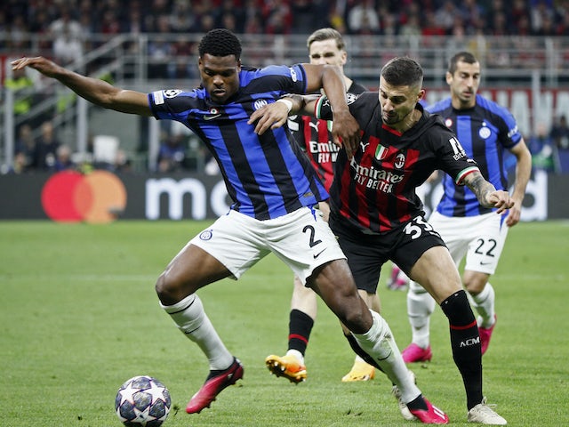 Denzel Dumfries de l'Inter Milan en action avec Rade Krunic de l'AC Milan le 10 mai 2023