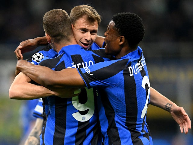 Nicolo Barella de l'Inter Milan célèbre son premier but avec Denzel Dumfries et Edin Dzeko le 19 avril 2023