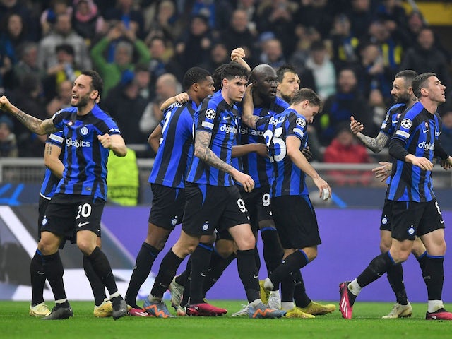Romelu Lukaku de l'Inter Milan célèbre son premier but avec ses coéquipiers le 22 février 2023