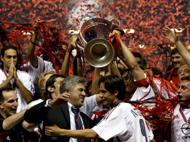 L'entraîneur de l'AC Milan, Carlo Ancelotti, embrasse l'attaquant Filippo Inzaghi lors de la remise du trophée de la Ligue des champions le 28 mai 2003
