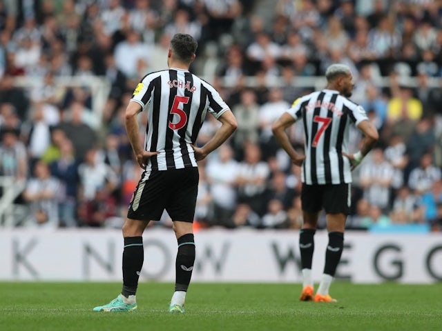 Les joueurs de Newcastle réagissent après que Fabian Schar ait marqué un but contre son camp le 7 mai 2023
