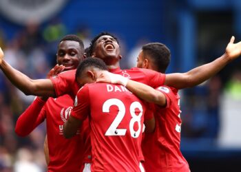 Awoniyi double gagne un point rare et vital à l'extérieur de Forest